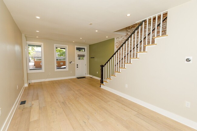 Foto del edificio - Beautifully Updated 4 Bed/3.5 Bath Row-Hom...