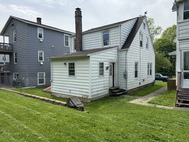 Parte trasera de la casa con patio nivelado - 16 Durant Ter