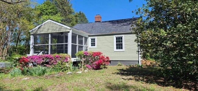 Building Photo - 234 S Peace Haven Rd