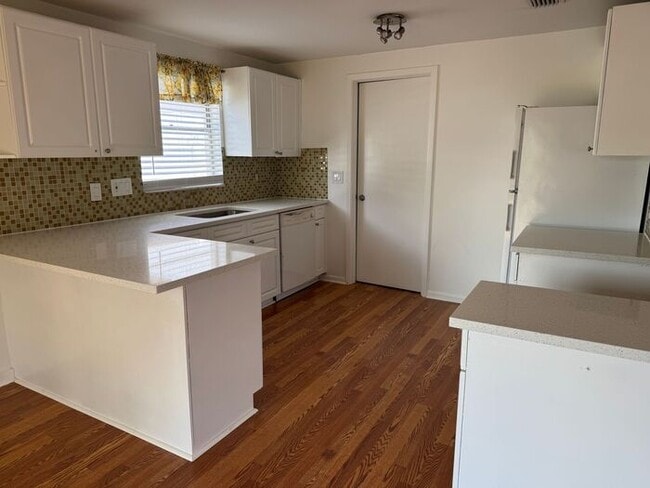 Building Photo - Freshly Updated Lake?Front Retreat in Desi...