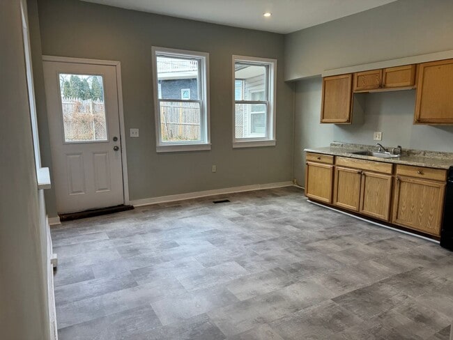 Building Photo - Beautiful 3 Bedroom Home with a Bonus Room in Lancaster City!