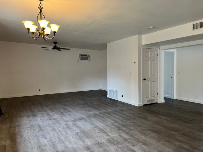 Building Photo - 2 bedroom plus 1 non-conforming bedroom, 1...