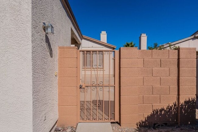 Building Photo - 2434 N Palo Hacha Dr