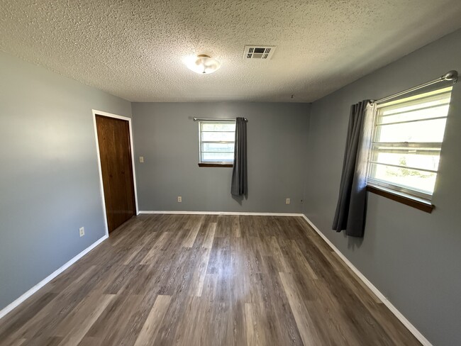Building Photo - 901 N Oak Ave