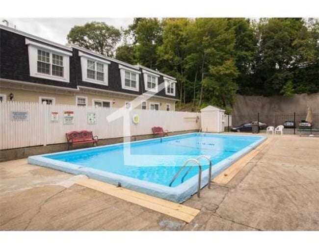 Building Photo - Massive Oak Square 2 Bed with Pool! Heat and Hot Water Included, No Fee!