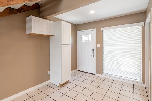 Building Photo - 44 April Point Dr S