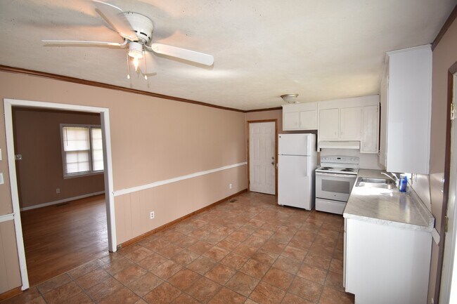 Building Photo - 3 Bedroom and 2 Bath- Lagrange