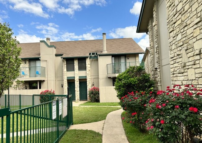 Foto del edificio - Woodwillow Townhomes and Duplexes