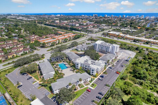 Foto del edificio - 250 W Hidden Valley Blvd