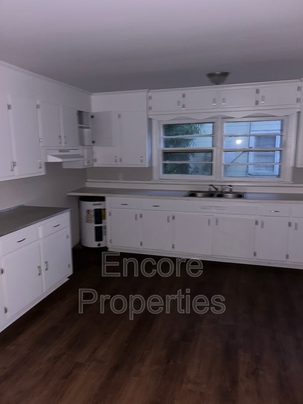 Foto del edificio - 818 Dixon St
