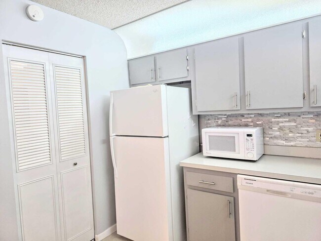 Building Photo - 3531 Pine Tree Ct