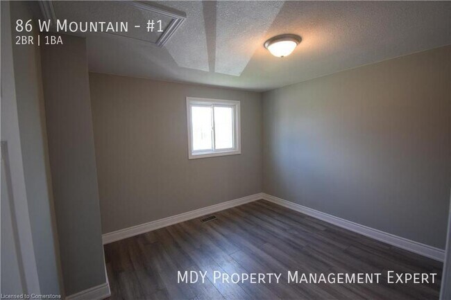 Photo du bâtiment - Welcome home to this warm and inviting upp...