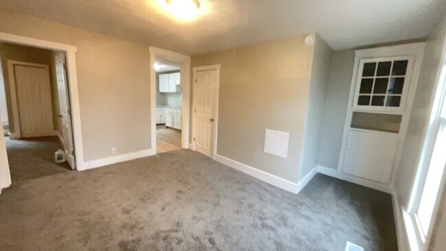Foto del edificio - 5 Bedroom 2 Bathroom Home! Large Front Porch! Nice backyard!