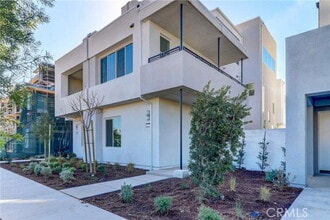 Building Photo - 130 Spectacle