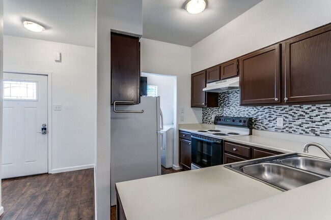 Foto del edificio - UPDATED 2-BEDROOM TOWNHOME AT NORTH PARK T...