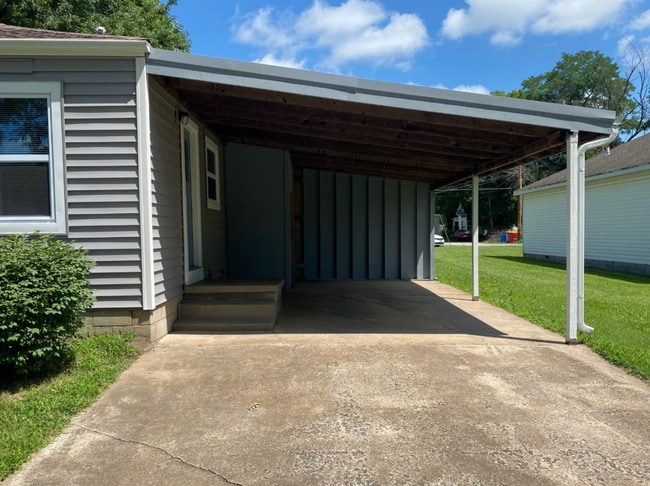 Building Photo - Welcome Home! 2 Bedroom 1 Bathroom House w...