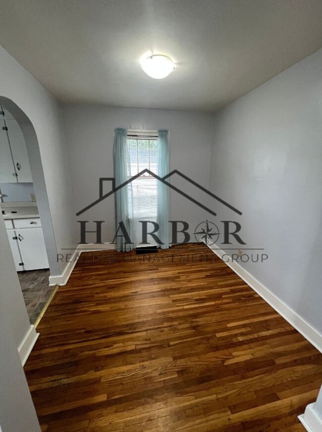 Building Photo - Bright and Comfortable Living!