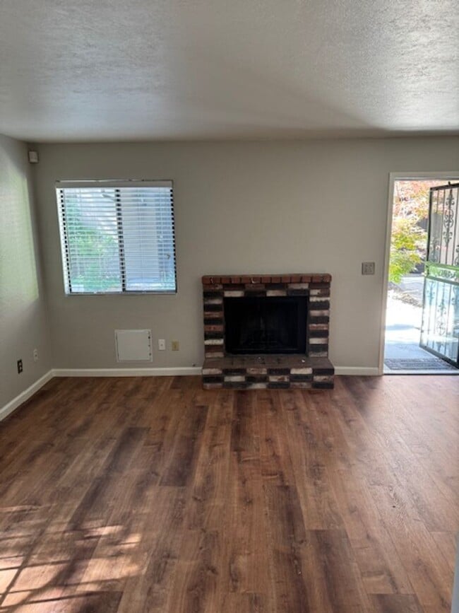 Building Photo - Beautiful 1 bed 1.5 Bath Condo in The Vill...