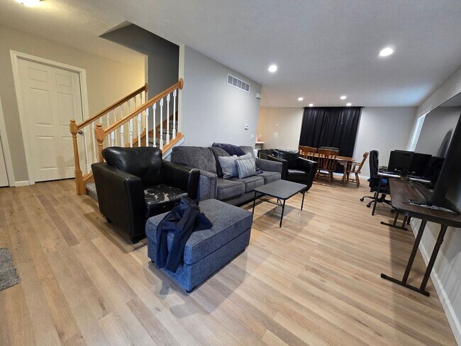 Foto del edificio - 4 Bedroom Townhome for Rent in Normal!