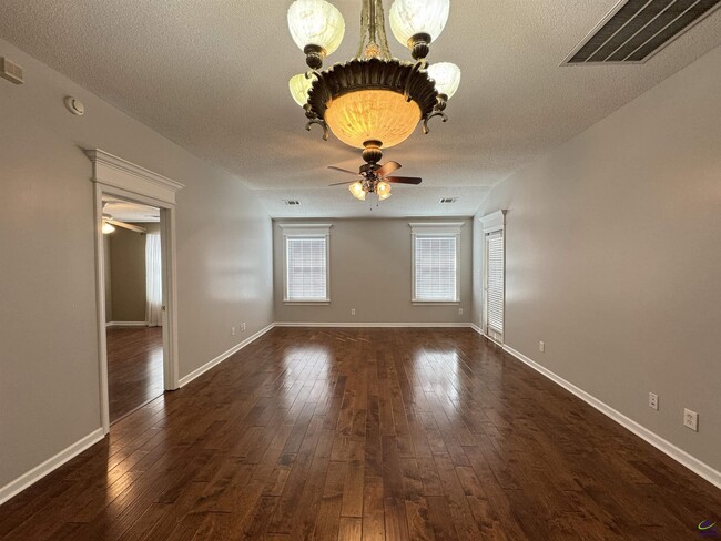 Building Photo - 207 S Houston Springs Blvd