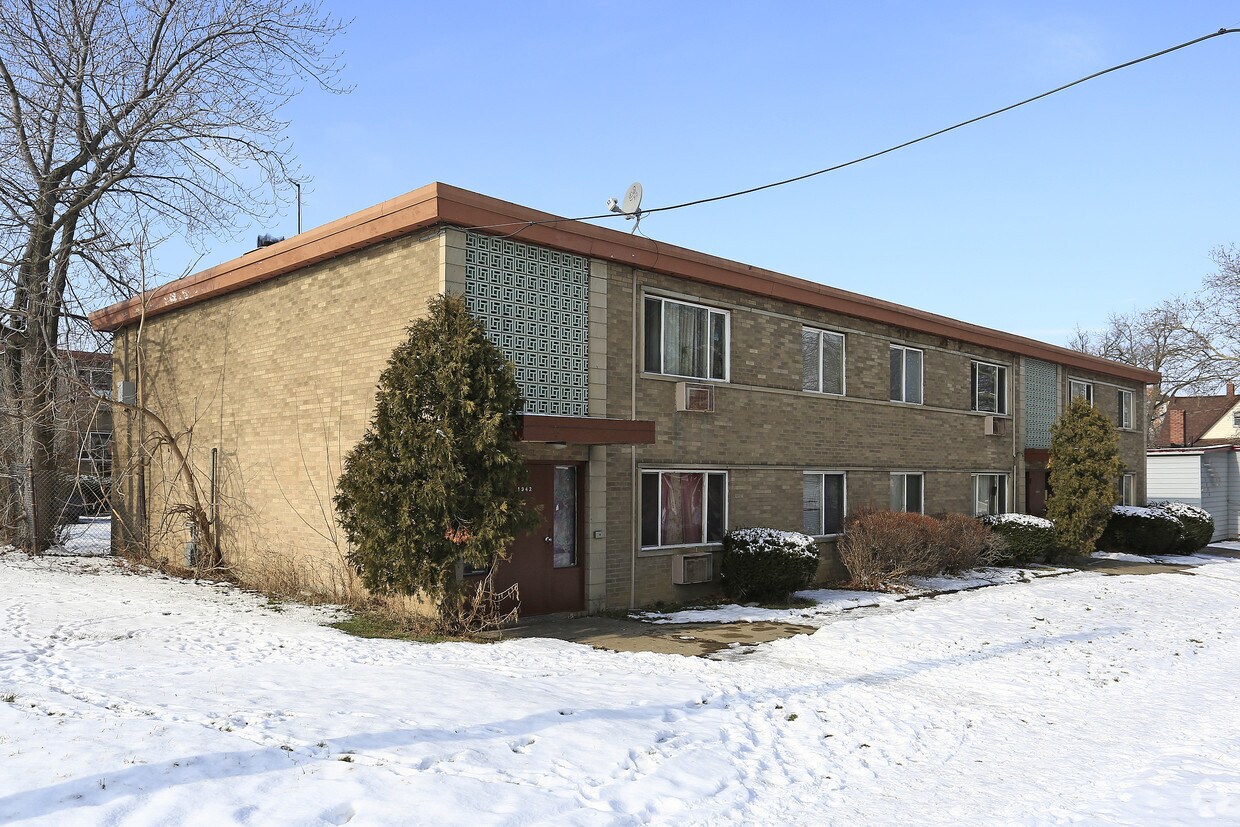 Foto principal - 1342-1346 W 114th St
