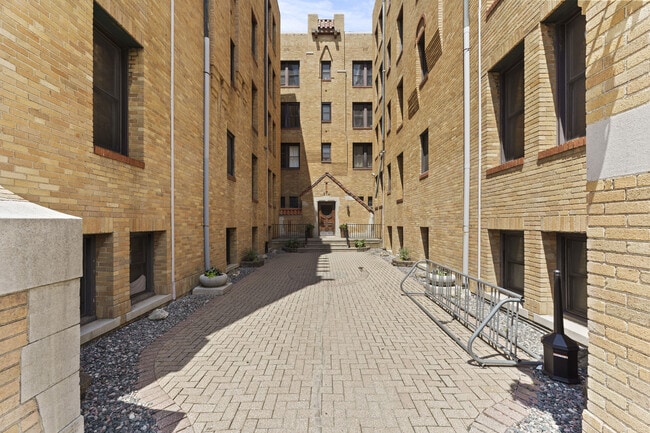 Photo du bâtiment - Granada Apartments