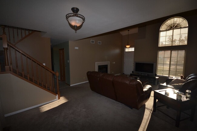 Building Photo - 12 E Rosewood Ln
