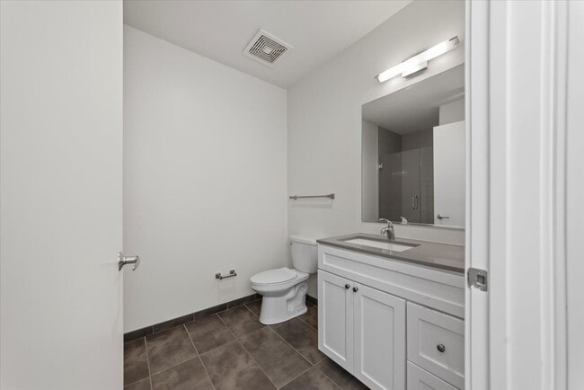 Building Photo - 827 N Milwaukee Ave