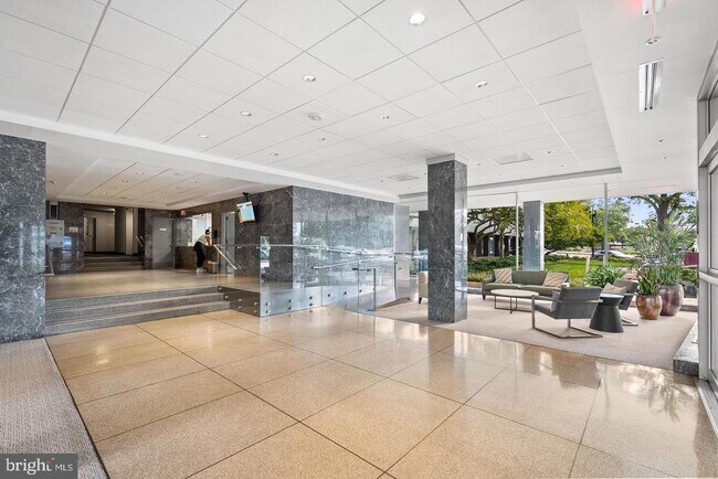 Foto del edificio - 2475 Virginia Ave NW