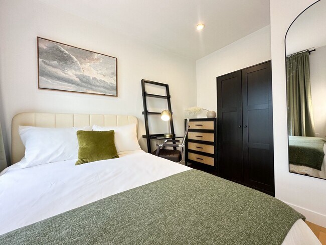 Foto del edificio - Furnished room/NOT APARTMENT