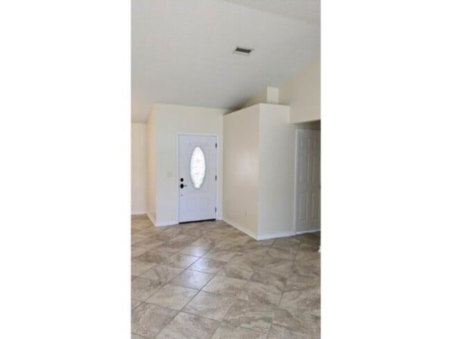 Building Photo - Spacious 3 Bedroom/Fenced House Available ...