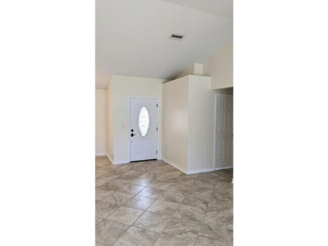 Foto del edificio - Spacious 3 Bedroom/Fenced House Available ...