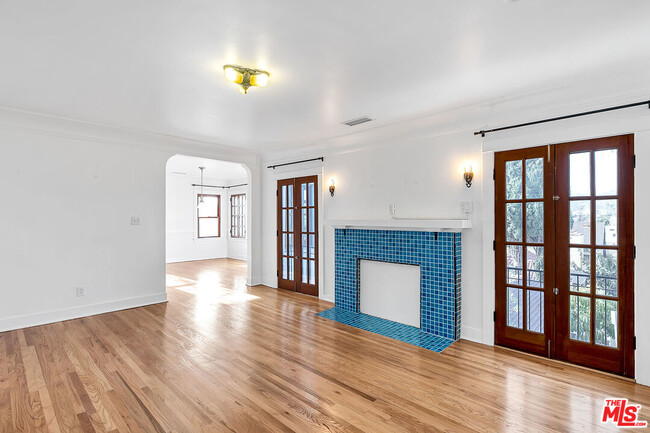 Building Photo - 851 Serrano Pl