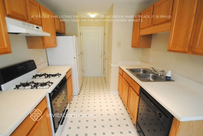Building Photo - 2195 Lexington Ln