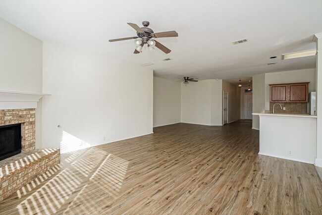 Foto del edificio - 2525 Tar Heel Dr