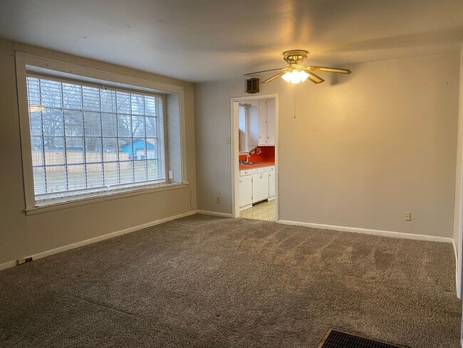 Building Photo - 2 bedroom 1 bathroom home in Shawnee