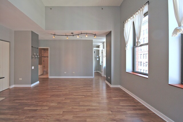 Building Photo - 5 N Wabash Ave