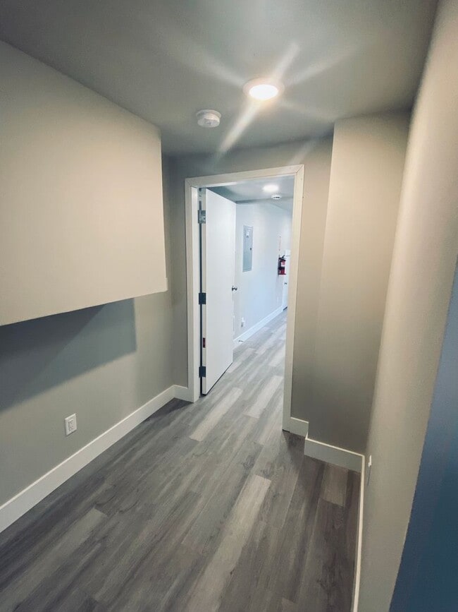 Building Photo - Large Corner Studio | Full Kitchen | In-Unit W/D | Pet Friendly