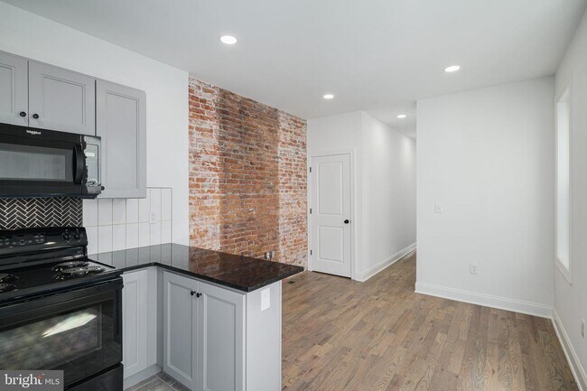 Building Photo - 2124 N Woodstock St