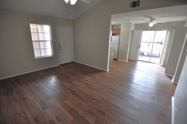 Foto del edificio - Cute corner lot duplex.