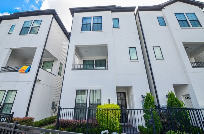 Building Photo - 2812 Grand Fountains Dr