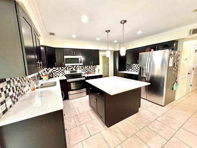 Foto del edificio - Beautifully updated home on large corner lot
