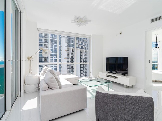 Foto del edificio - 18201 Collins Ave