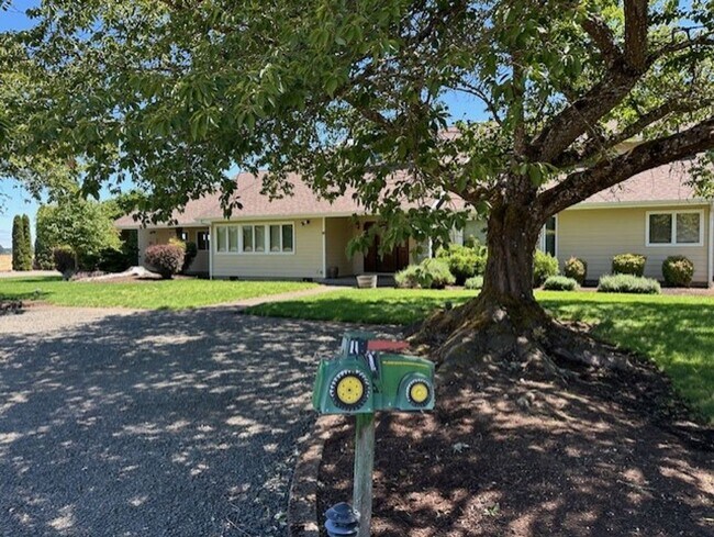 Foto del edificio - Custom Gated 4BR Rural Home – Scenic Views...