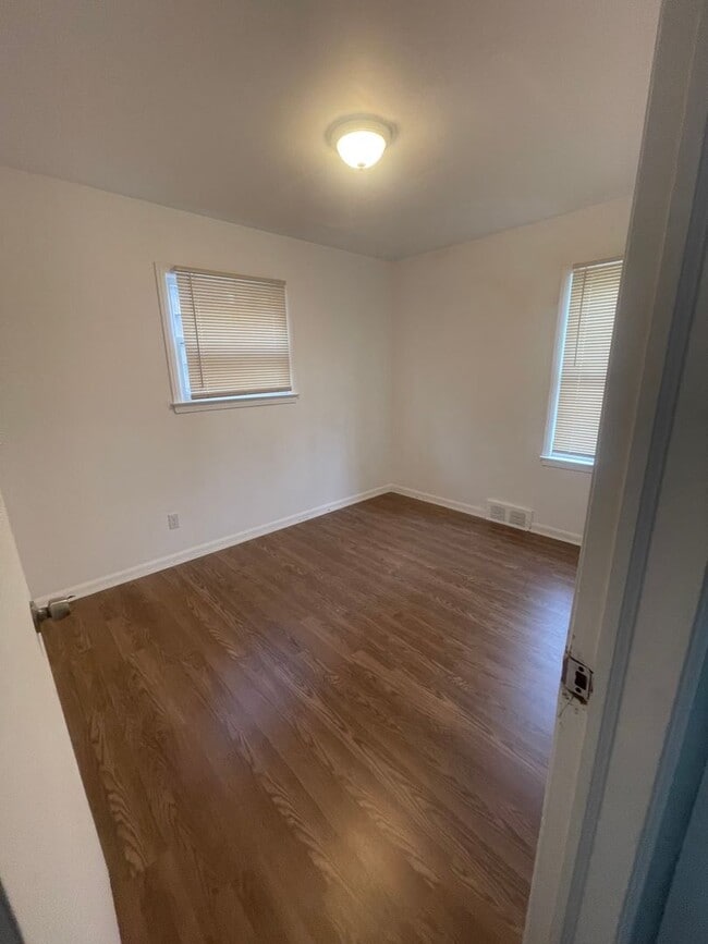 Building Photo - 3 bedroom home section 8 accepted