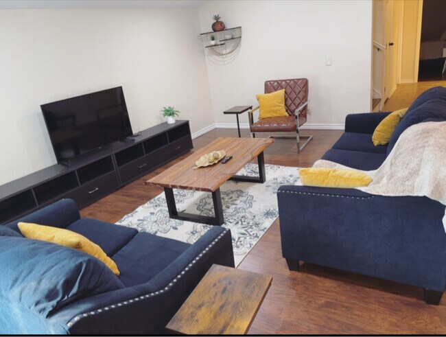 Foto del edificio - 900 Shady Creek Ln