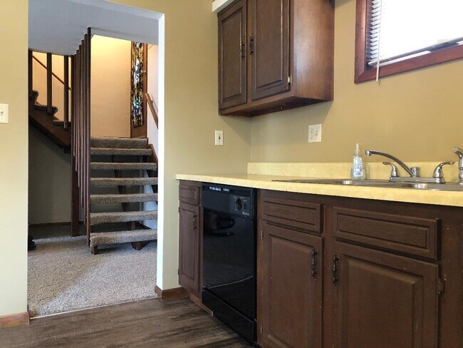 Building Photo - 15 Webb Dr