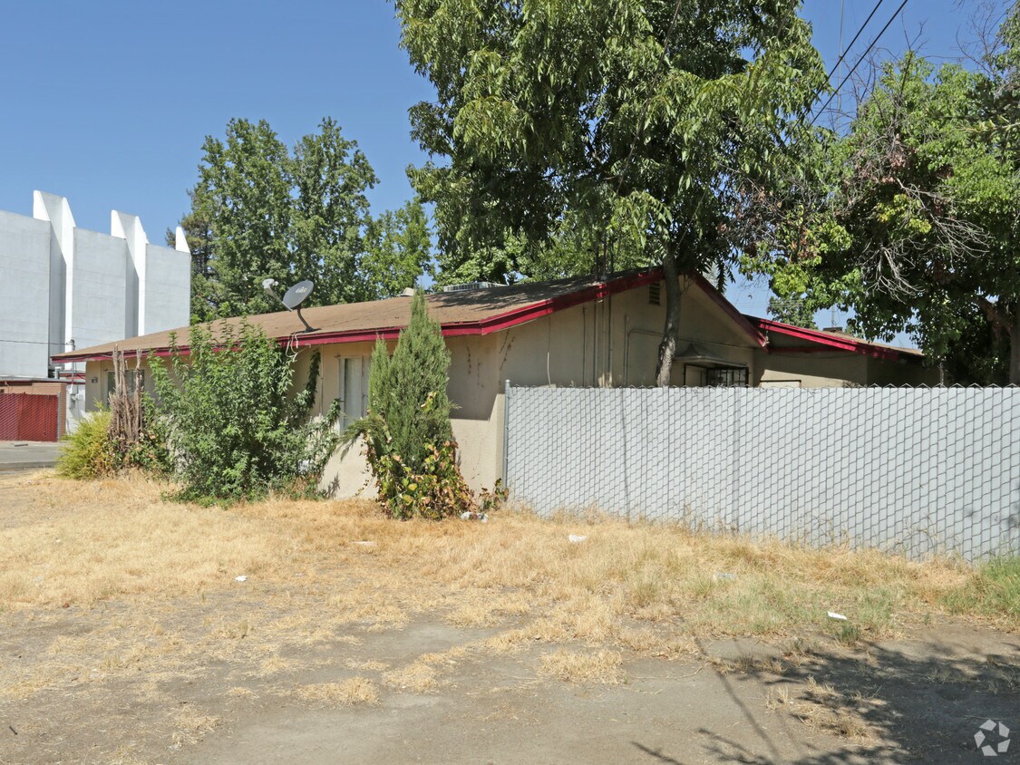 Building Photo - 4563 E Sierra Madre Ave