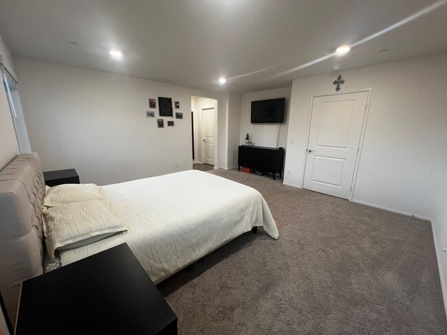 Building Photo - THIS HOME COMES WITH AN ADU