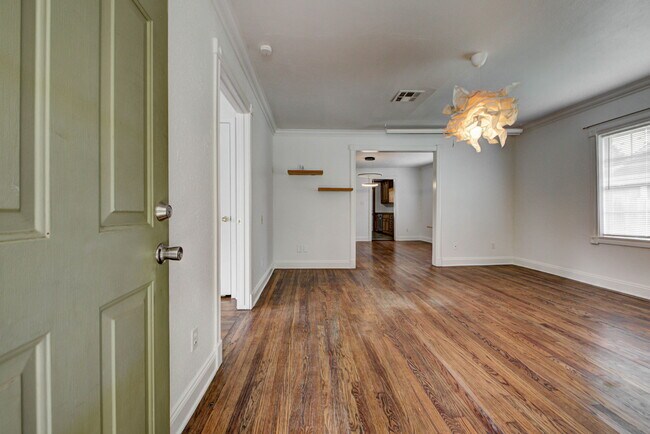 Building Photo - 418 N Flood Ave
